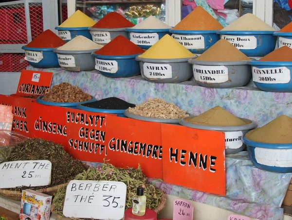 Farbenfrohe orientalische Gewürze und Tees auf dem Markt Stockfoto