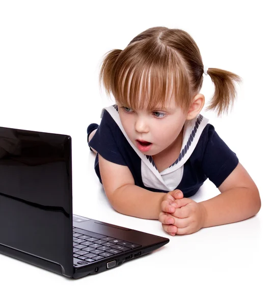 小女孩看起来在一台笔记本电脑 — 图库照片