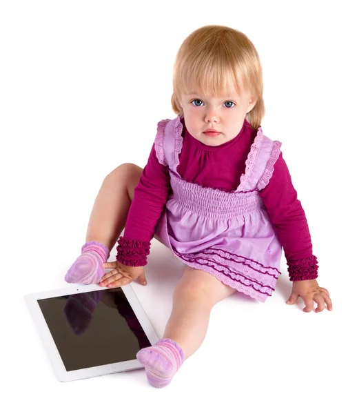 Маленькая девочка со столом — стоковое фото