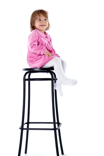 Malá holka sedí na vysoké židli — Stock fotografie