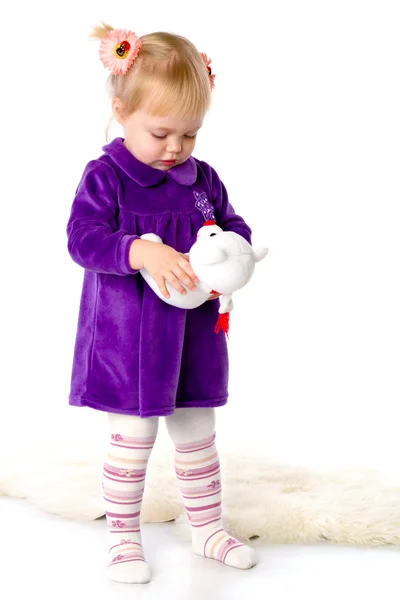 Het kleine meisje speelt met een teddybeer. geïsoleerd op een witte bac — Stockfoto