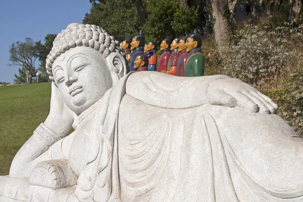 Buddha con guerrieri in terracotta — Foto Stock