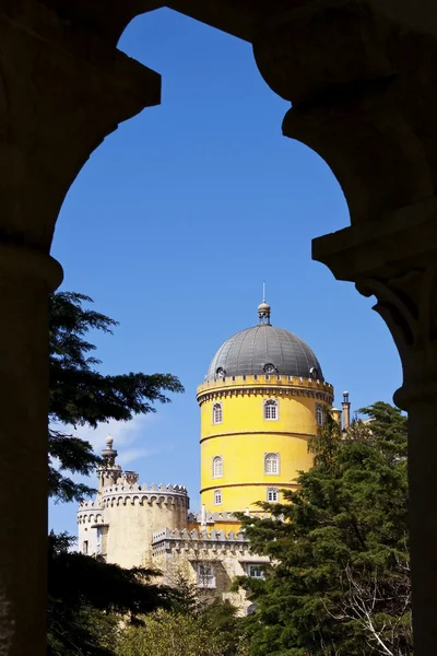 Palácio da Pena visto através de um arco — Fotografia de Stock