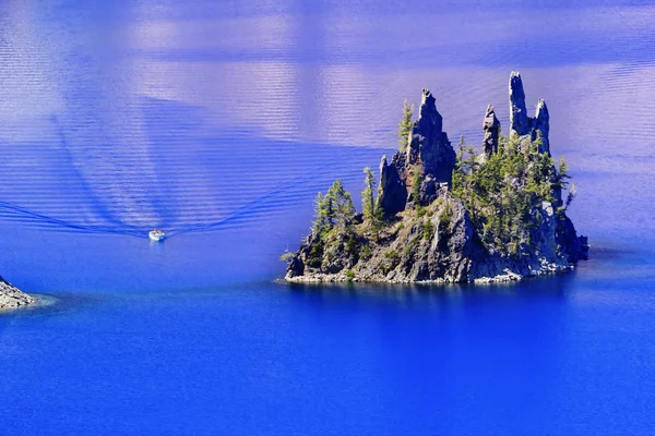 Phantom lodí ostrov loď Kráterové jezero reflexe modrá obloha oregon — Stock fotografie