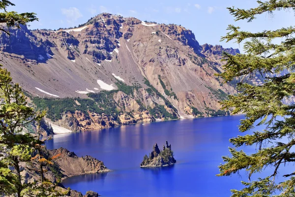 Statek widmo wyspa crater lake odbicie niebieski niebo oregon — Zdjęcie stockowe