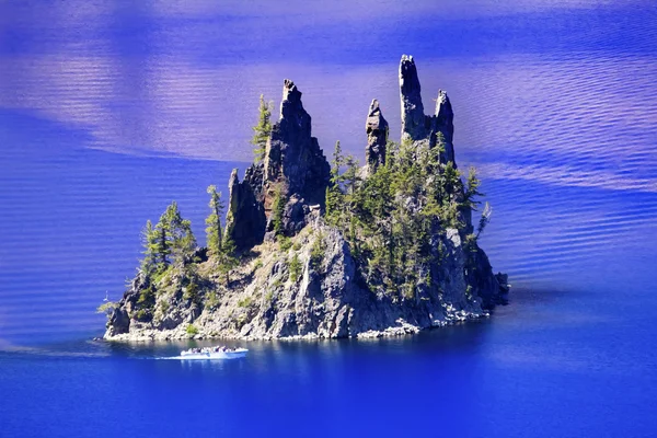 Fantom hajó sziget hajóval kráter-tó tükrözi kék ég oregon — Stock Fotó