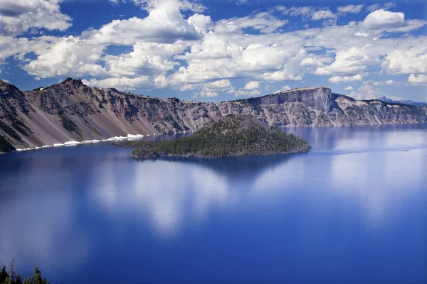Wizard eiland kratermeer reflectie wolken blauwe hemel oregon — Stockfoto
