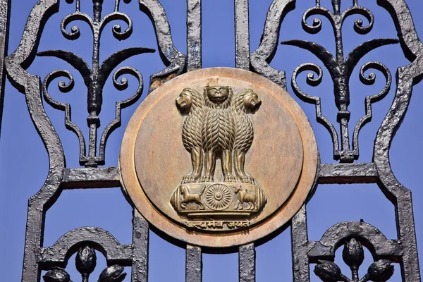 Indiano quatro leões emblema rashtrapati bhavan o offic de portões de ferro — Fotografia de Stock
