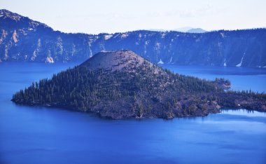 Sihirbaz Adası krater Gölü mavi gökyüzü oregon