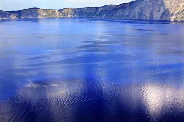 Kleurrijke wateren blauw kratermeer reflectie oregon — Stockfoto