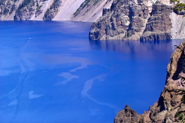 Azul lago en el cráter del borde blanco barco oregon — Foto de Stock