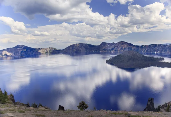 Cratera da Ilha do Feiticeiro Lago de Reflexão Nuvens Céu Azul Oregon — Fotografia de Stock