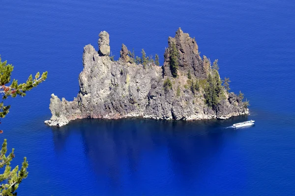 Spookschip eiland blauw kratermeer reflectie witte boot orego — Stockfoto