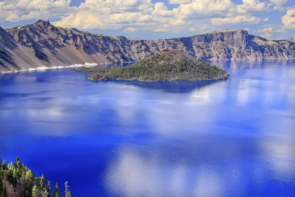 クレーター湖反射ウィザード島雲青い空オレゴン — ストック写真