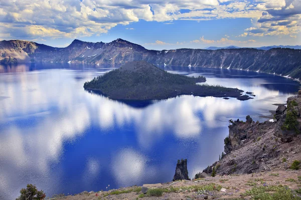 Wizard eiland kratermeer reflectie wolken blauwe hemel oregon — Stockfoto