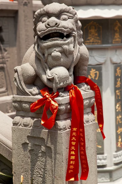 Stenen draak red linten jade buddha tempel jufo si shanghai chi — Stockfoto