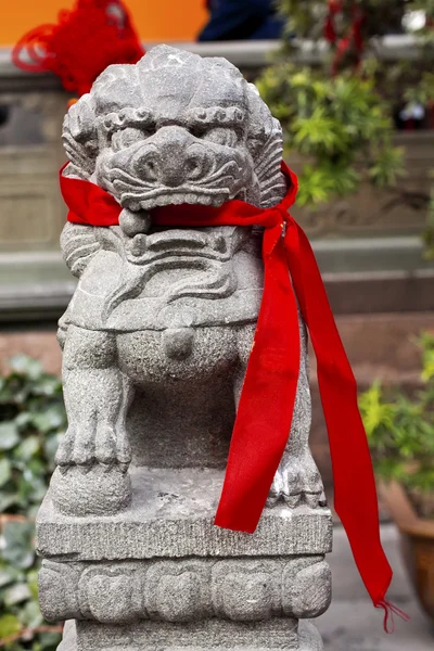 Stein Drache rote Bänder Jade Buddha Tempel jufo si shanghai chi — Stockfoto