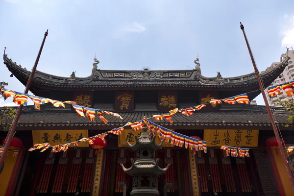 Храм Нефритового Будды Jufo Si Буддийские высказывания Шанхай Китай — стоковое фото