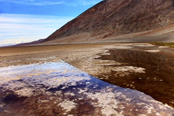 Badwater met zwarte bergen death valley nationaal park califor — Stockfoto