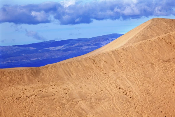 Grandi dune di sabbia Mesquite Dune piatte Montagne dell'uva Morte Va — Foto Stock