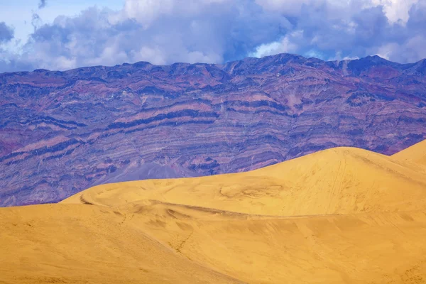 Mesquite płaskie wydmy macica góry doliny śmierci krajowych pa — Zdjęcie stockowe