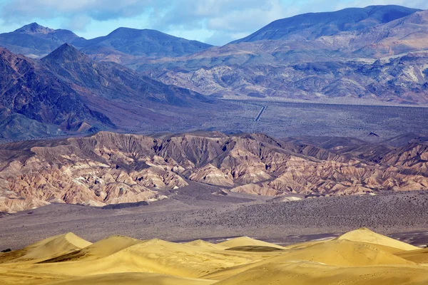 Mesquite płaskie wydmy macica góry doliny śmierci krajowych pa — Zdjęcie stockowe
