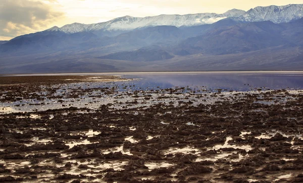 Badwater met zwarte bergen death valley nationaal park califor — Stockfoto
