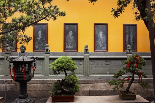 Buddhistische Steinätzungen Laternen rotes Band schmückt Statue Jad — Stockfoto