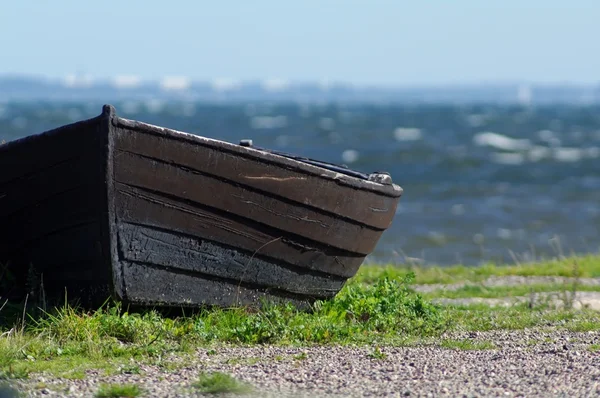 Μαύρο ξύλινο καραβάκι στην ακτή — Φωτογραφία Αρχείου