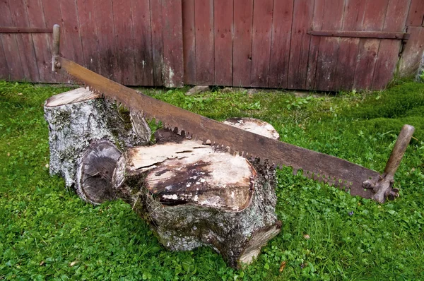 Uma serra de madeira velha com duas alças — Fotografia de Stock