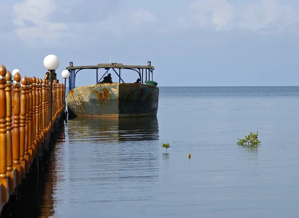Velho barco amarrado a um molhe em Cuba — Fotografia de Stock