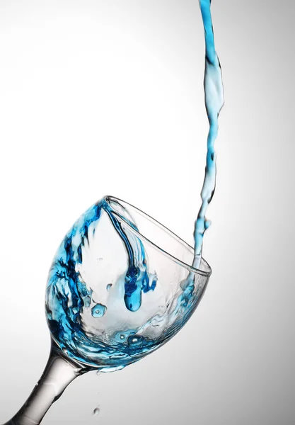 グラスに水が流れる — ストック写真