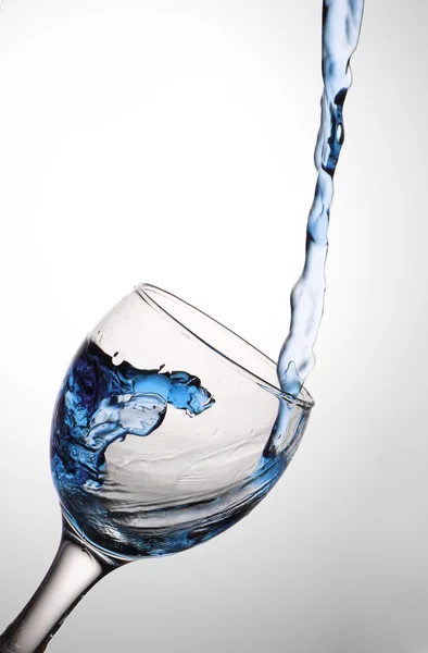 Water stroomt in een glas — Stockfoto