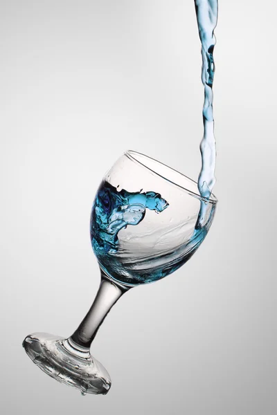 Вода течет в стакане — стоковое фото