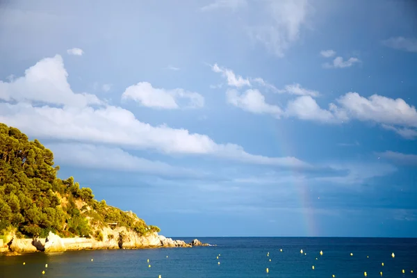 Tęcza, krajobraz costa brava, lloret de mar, Katalonia, Hiszpania. — Zdjęcie stockowe