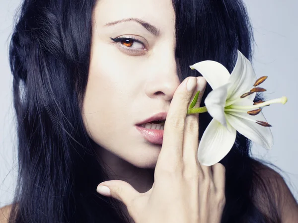 Schöne Dame mit Blumen — Stockfoto
