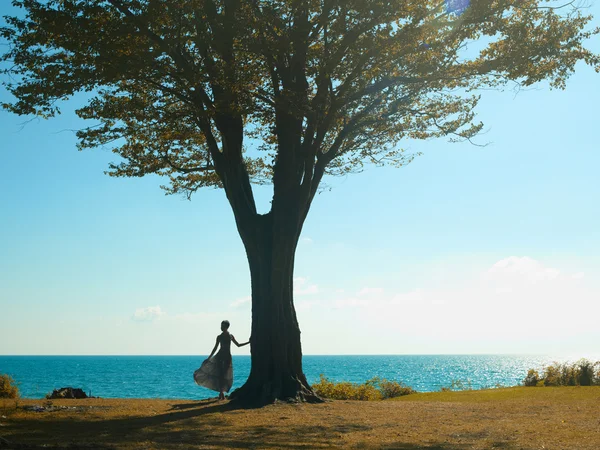 Junge Dame mit einem schönen Baum — Stockfoto