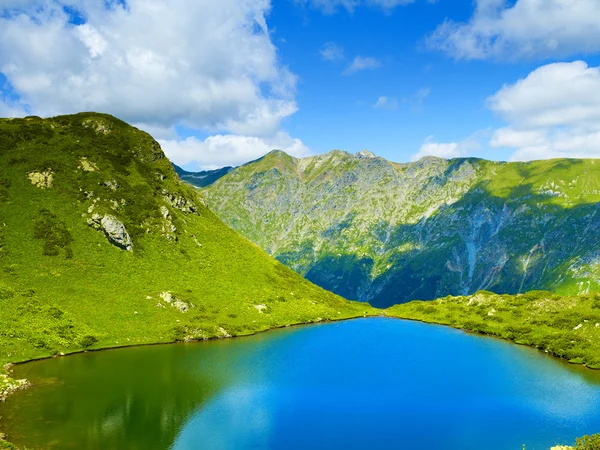 Озеро в горах — стоковое фото