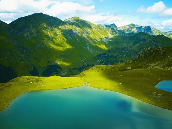 Lacul în munți — Fotografie, imagine de stoc