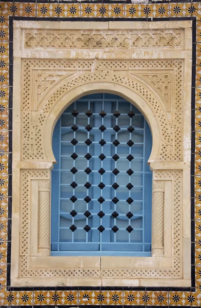 Typowe okno orientalne portalu — Zdjęcie stockowe