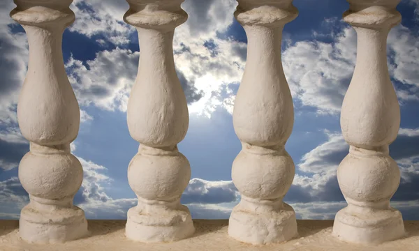 Balaústre ou pequenas colunas e céu atrás dele — Fotografia de Stock