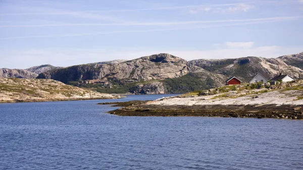 Ilha norueguesa e vista para o fiorde — Fotografia de Stock