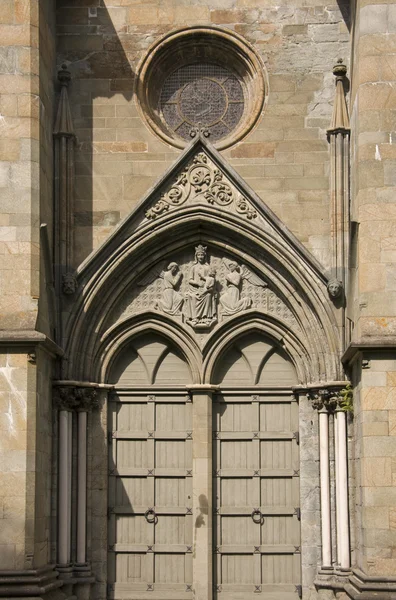 Porta lateral da Catedral de Nidaros em Trondheim, Noruega — Fotografia de Stock