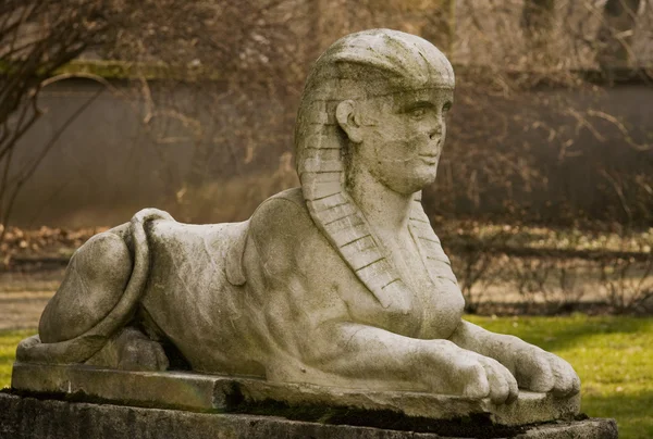 Skulptur av en sfinx i royal park i Warszawa — Stockfoto