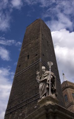 Asinelli Kulesi ve Aziz petronius heykel Bologna
