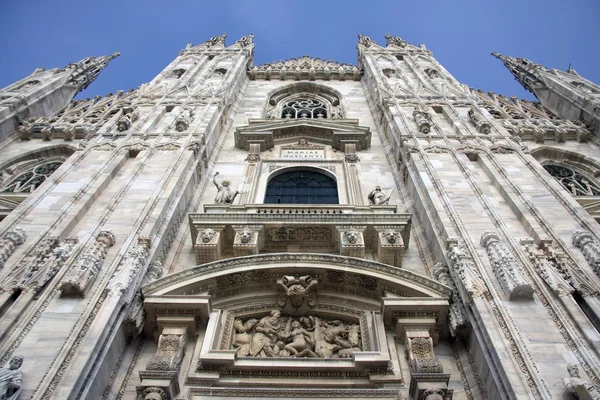 Fasáda katedrály duomo v Miláně, Itálie — Stock fotografie