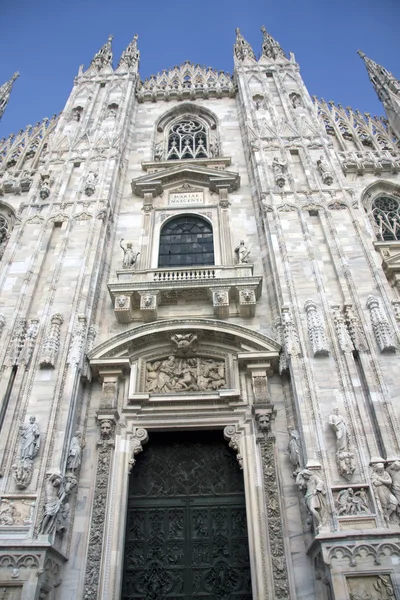Framsidan av athedral i Milano, Italien — Stockfoto