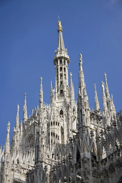 Πρόσοψη πλευρά του καθεδρικού ναού στο Μιλάνο, Ιταλία — Φωτογραφία Αρχείου