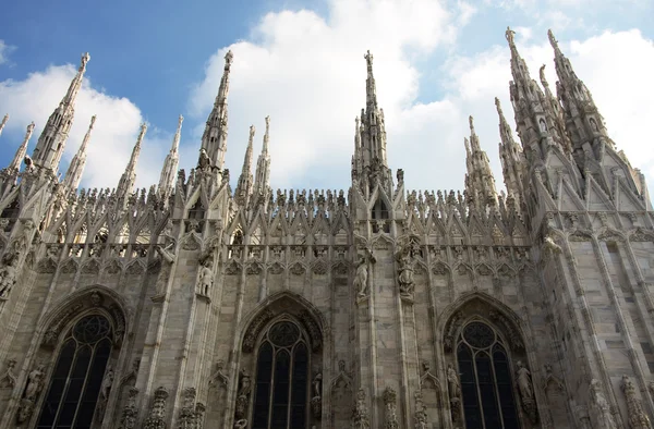 Vista lateral de la catedral de Milán, Italia — Foto de Stock