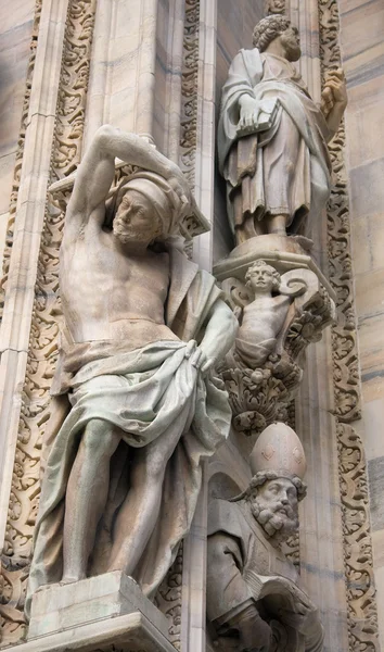 Sochy na katedrále v Miláně, Itálie — Stock fotografie